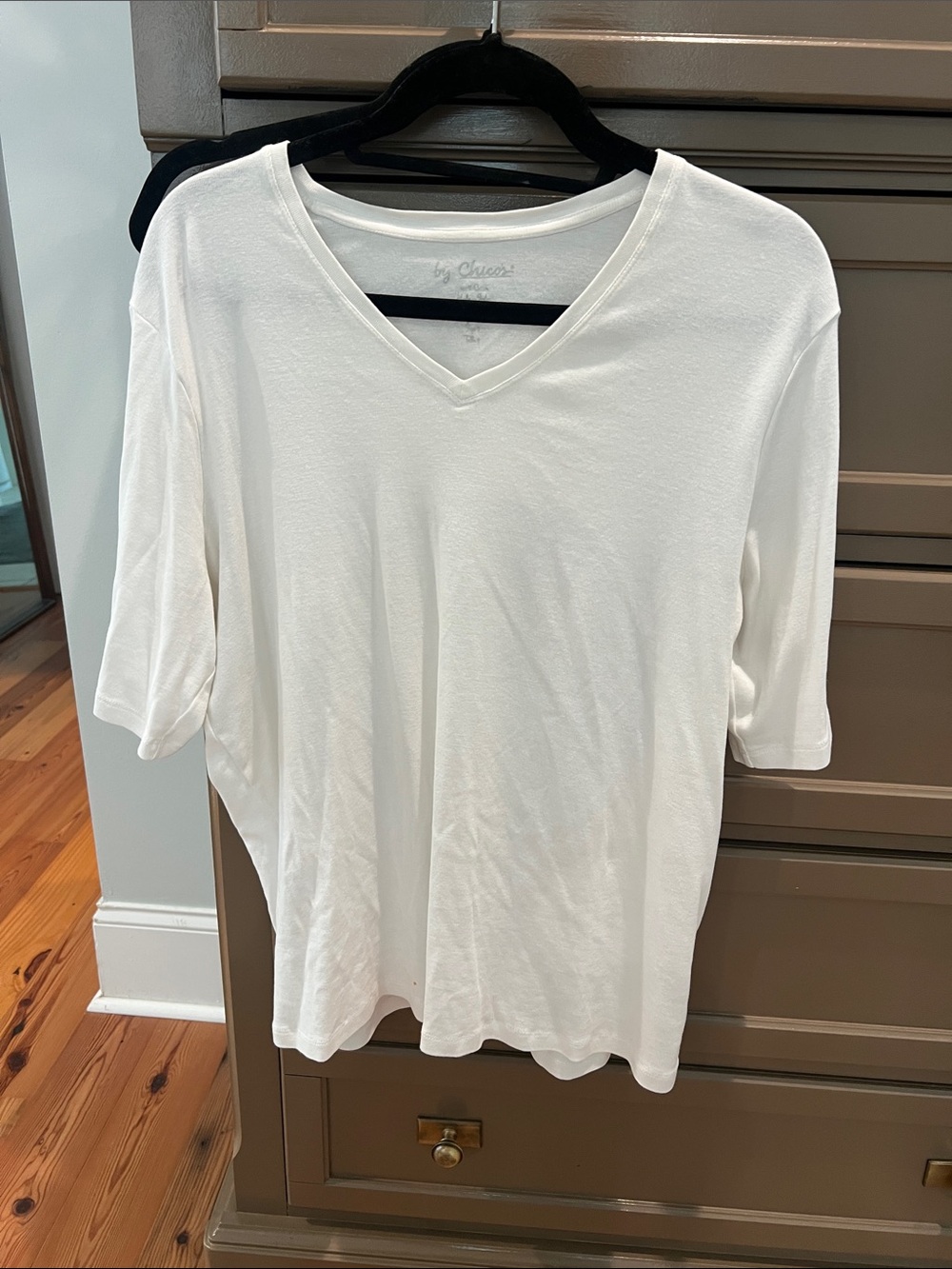 Chico's White V-Neck Short Sleeve Tee